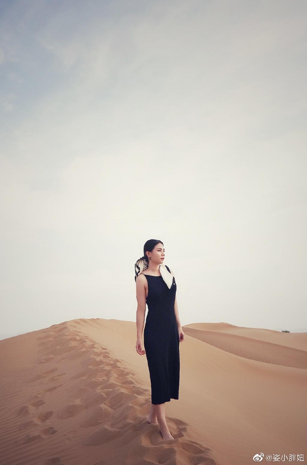 奥运冠军晒美照性感又迷人！沙漠中赤脚漫步，黑白长裙身姿曼妙(2)