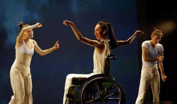 12年前奥运会上，舞者刘岩在彩排中失误坠落致终生残疾，现今怎样(5)