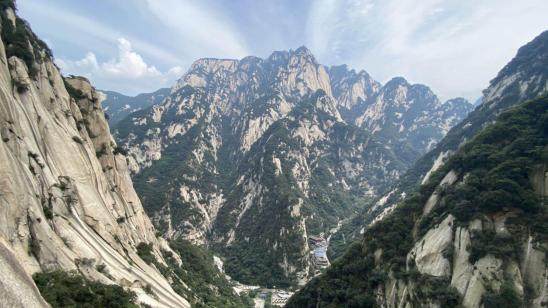 挑战千米大岩壁 华山中国自然岩壁攀登公开赛开幕(3)