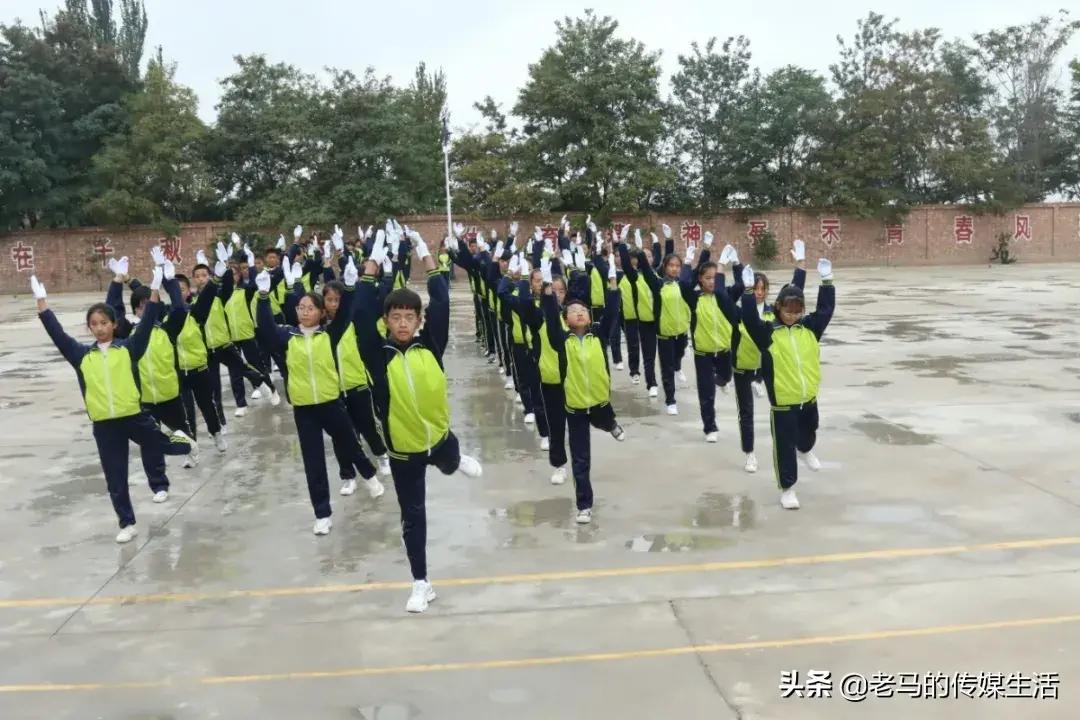 “运动、健康、快乐”——贾寨柯初级中学第十八届秋季田径运动会(32)