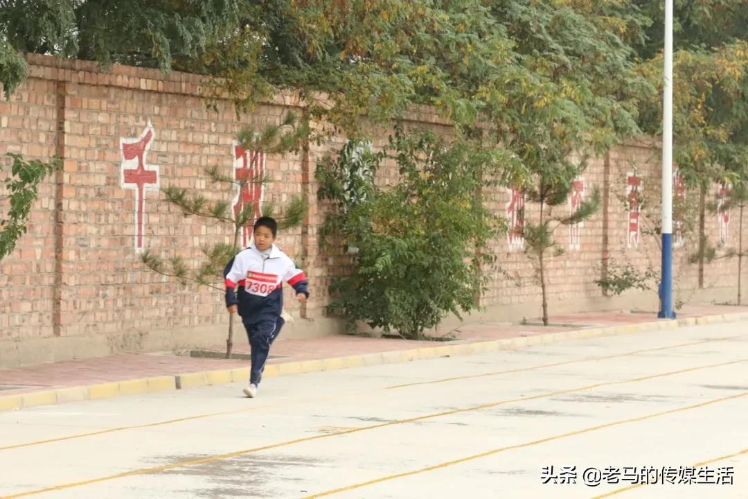 “运动、健康、快乐”——贾寨柯初级中学第十八届秋季田径运动会(63)