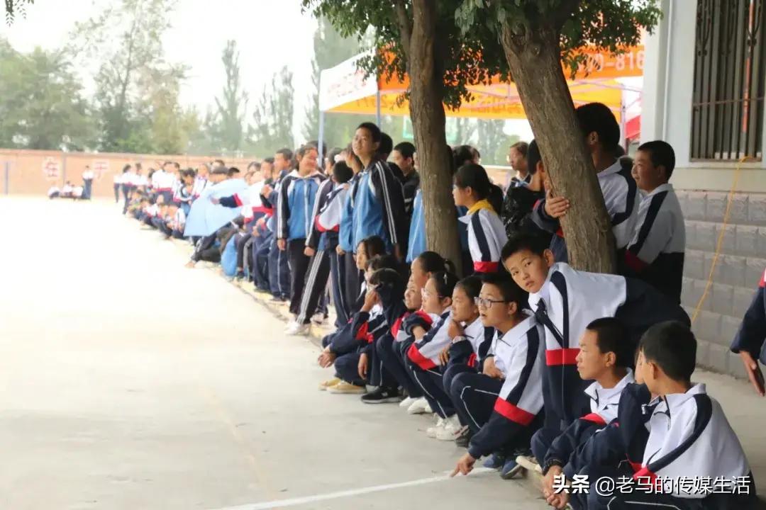 “运动、健康、快乐”——贾寨柯初级中学第十八届秋季田径运动会(64)