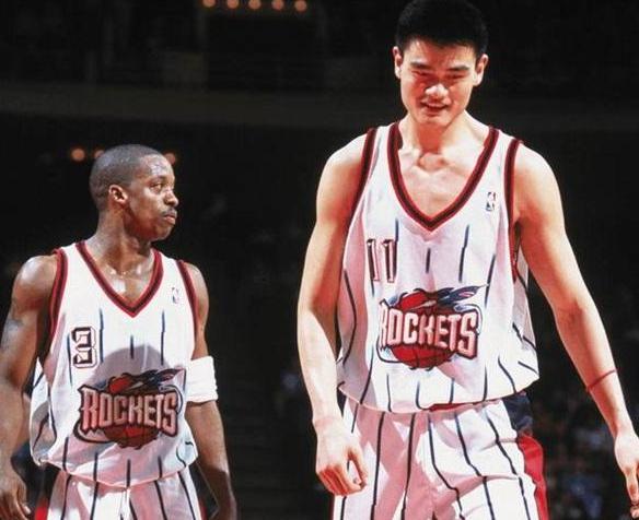 NBA: 当年他把腿搭到姚明身上指使姚明系鞋带, 两年后姚明把他挤走(3)