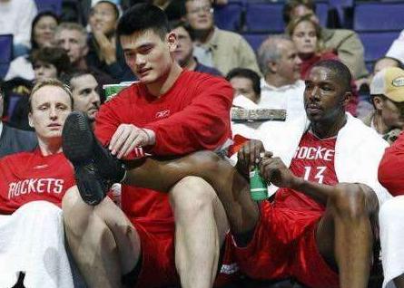 NBA: 当年他把腿搭到姚明身上指使姚明系鞋带, 两年后姚明把他挤走(4)