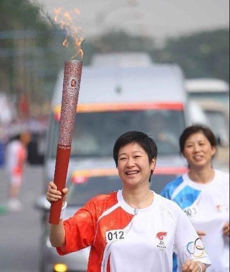 她是奥运会女乒历史首金获得者！因为让球给邓亚萍，备受热议(2)