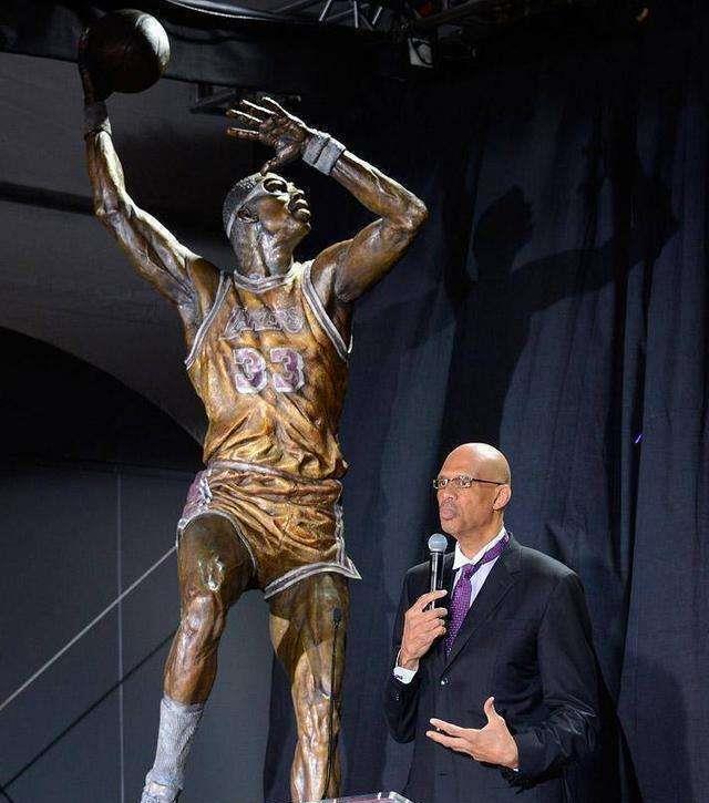NBA巨星的雕像：奥尼尔最霸气，乔丹最帅气，巴克利最搞笑(2)