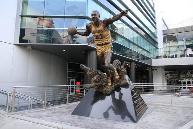 NBA巨星的雕像：奥尼尔最霸气，乔丹最帅气，巴克利最搞笑(3)