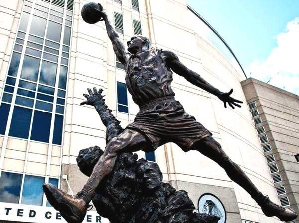 NBA巨星的雕像：奥尼尔最霸气，乔丹最帅气，巴克利最搞笑(5)