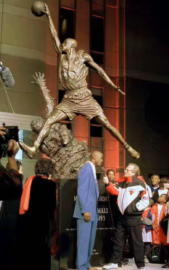 拥有雕像的NBA十大巨星，乔丹霸气，巴克利搞笑！(1)