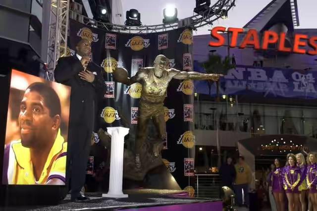 拥有雕像的NBA十大巨星，乔丹霸气，巴克利搞笑！(3)