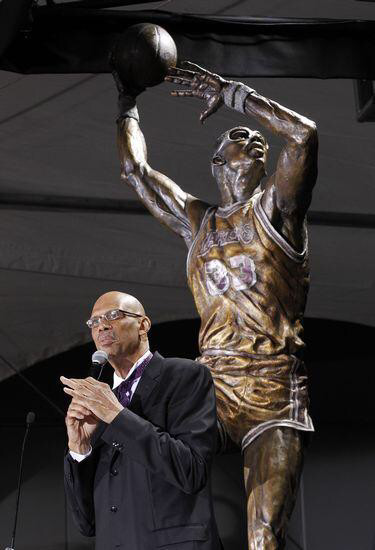 拥有雕像的NBA十大巨星，乔丹霸气，巴克利搞笑！(4)