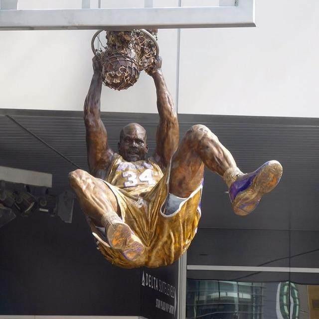 拥有雕像的NBA十大巨星，乔丹霸气，巴克利搞笑！(5)