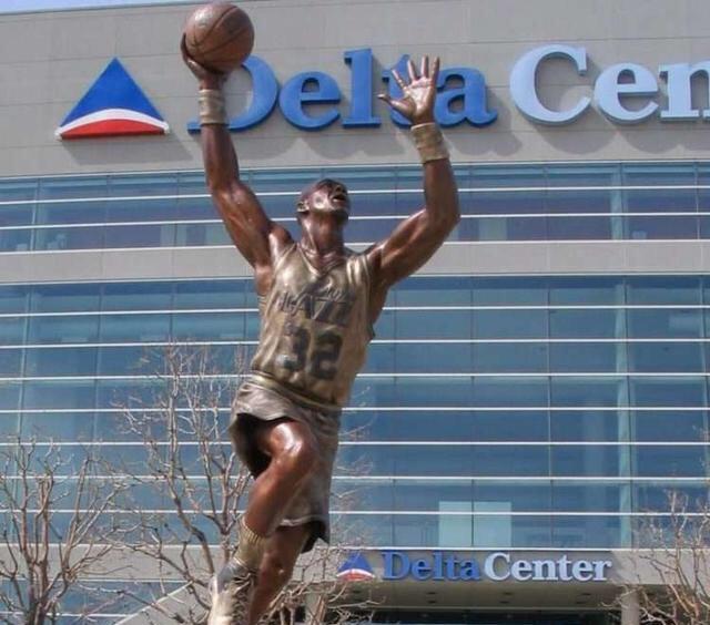 拥有雕像的NBA十大巨星，乔丹霸气，巴克利搞笑！(7)