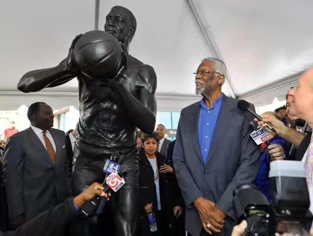 拥有雕像的NBA十大巨星，乔丹霸气，巴克利搞笑！(9)
