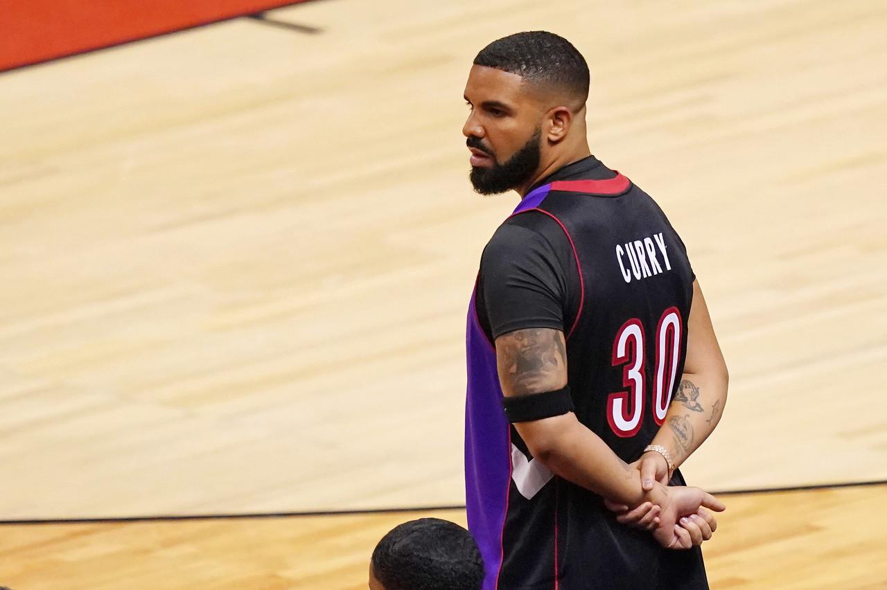 美媒爆Drake接受膝盖手术 布里奇斯调侃: Drake都有伤病报告了~(1)