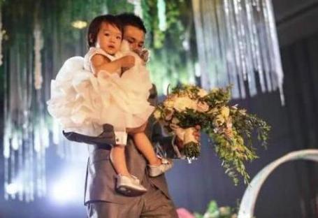 中国冠军被小富婆倒追3年，抱2岁女儿办婚礼，如今身价超过一亿(3)