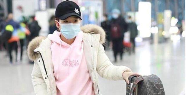 国乒名将现身机场，男单世界第一穿粉色卫衣超可爱，一人化身教练(3)