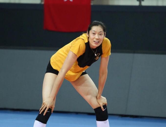 中国女排排超联赛近两个赛季最心疼的球员就是朱婷！朱婷！(2)