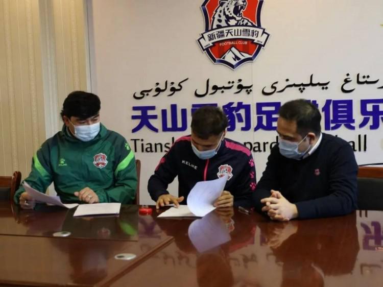 官方: 网红少年“努尔飞腿”与新疆天山雪豹签约, 成U23梯队球员(1)