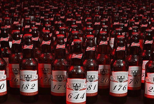 营销鬼才！梅西644球创纪录，被进球门将们收特制啤酒，卡西17瓶(2)