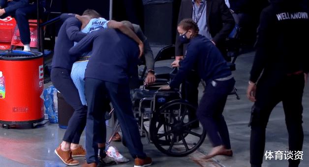 悲剧！NBA又一球星受伤倒下，灰熊当家痛苦倒地，坐轮椅落寞离场(1)