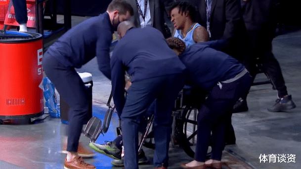 悲剧！NBA又一球星受伤倒下，灰熊当家痛苦倒地，坐轮椅落寞离场(2)