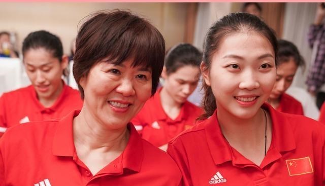 她被称为中国女排奥运冠军朱婷的接班人！罕见晒出了幼儿园毕业照(6)