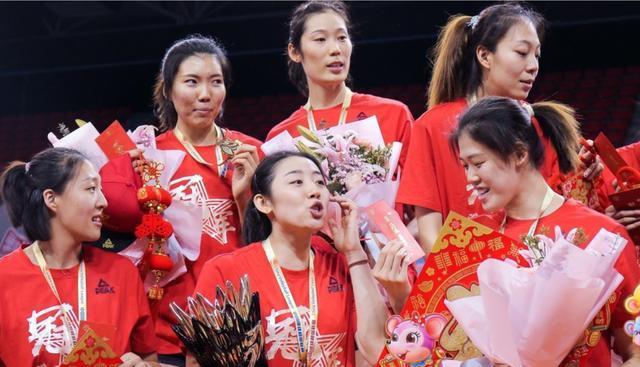 朱婷、中国女排、郎平主教练官宣：中国女排国家队就地过年！(7)