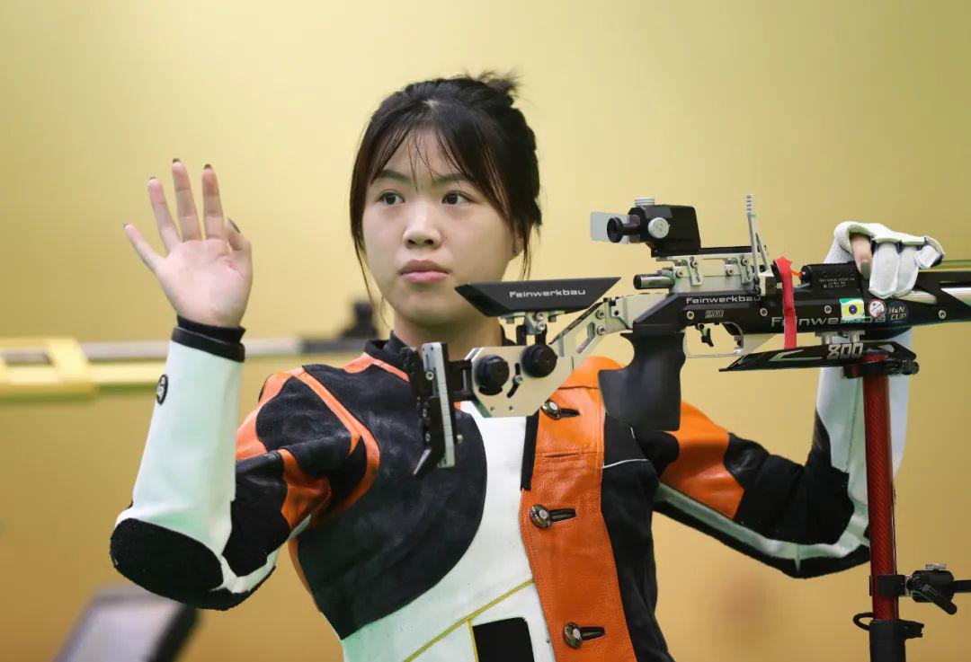 奥运选拔赛女子10米气步枪 杨倩超世界纪录(1)