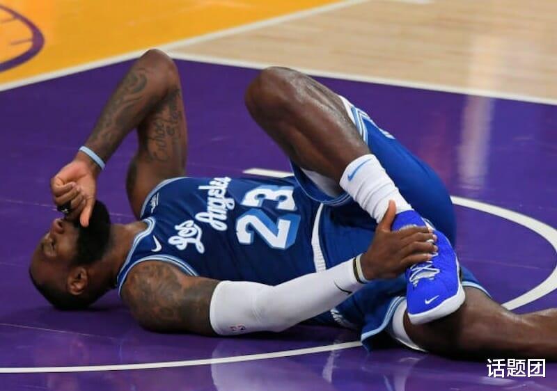 湖人跟队记者：詹姆斯左脚踝扭伤 NBA唯一没轮休的超巨终于累垮了(1)