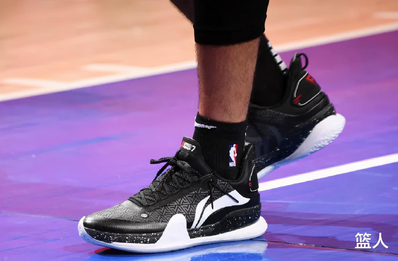 NBA球员上脚：活塞小将穿詹姆斯首款签名鞋，两双国产联名狠货(1)