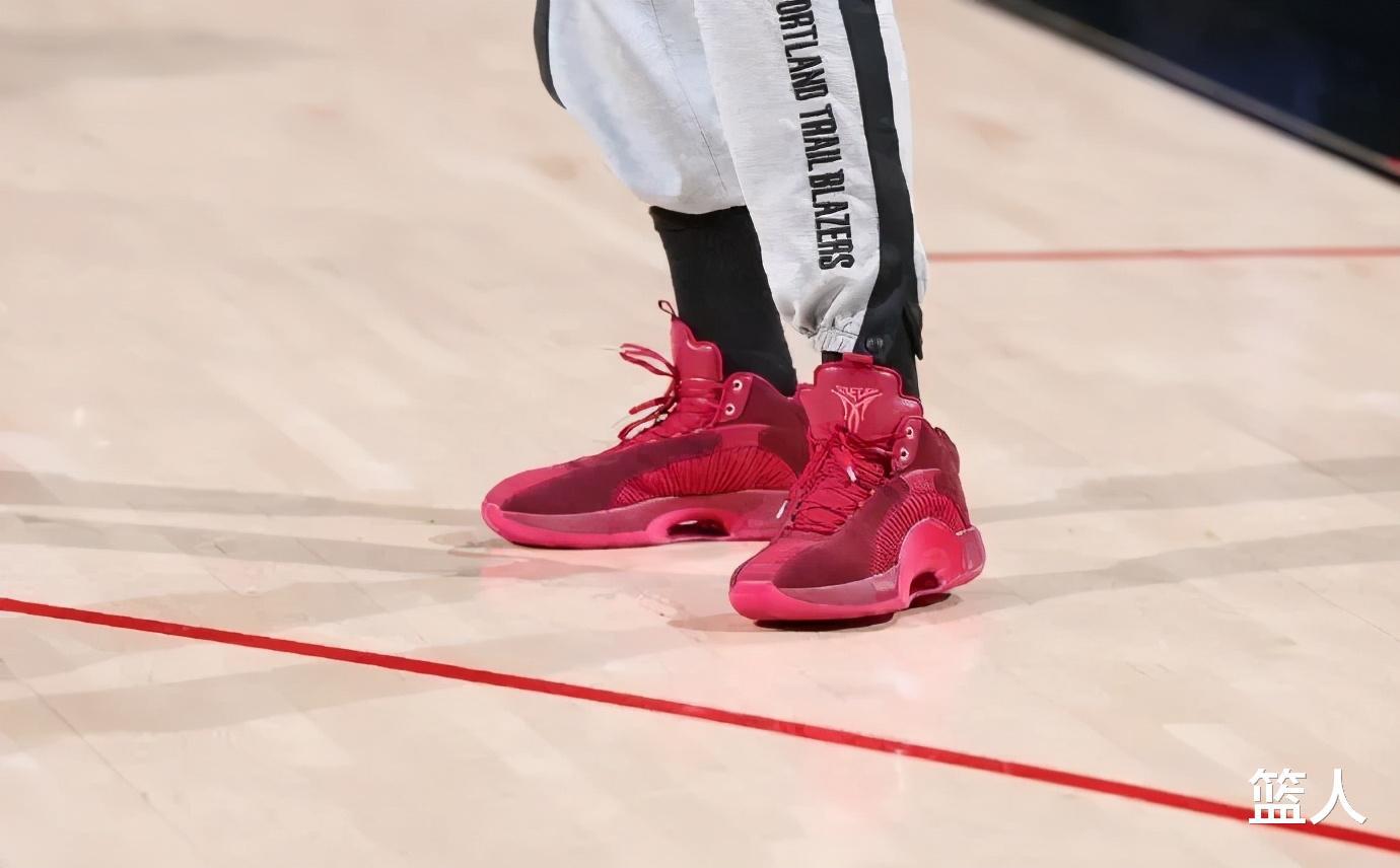 NBA球员上脚：活塞小将穿詹姆斯首款签名鞋，两双国产联名狠货(12)