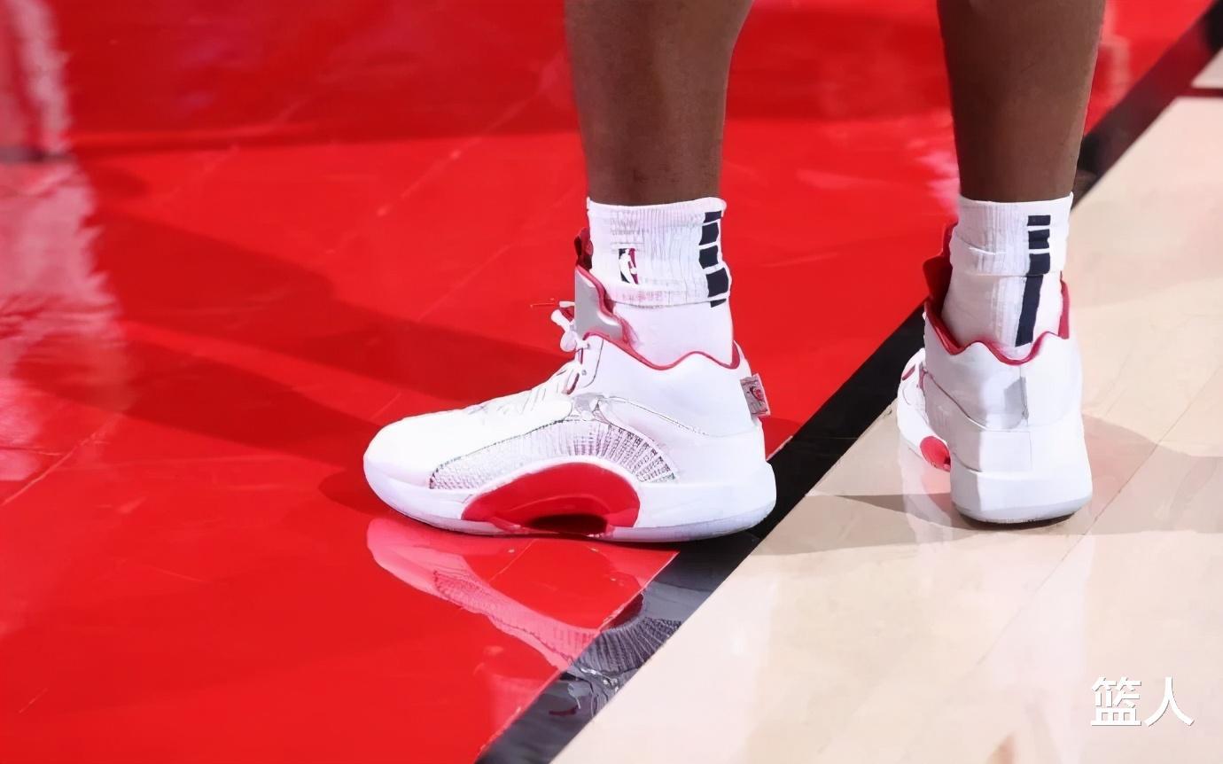 NBA球员上脚：活塞小将穿詹姆斯首款签名鞋，两双国产联名狠货(13)