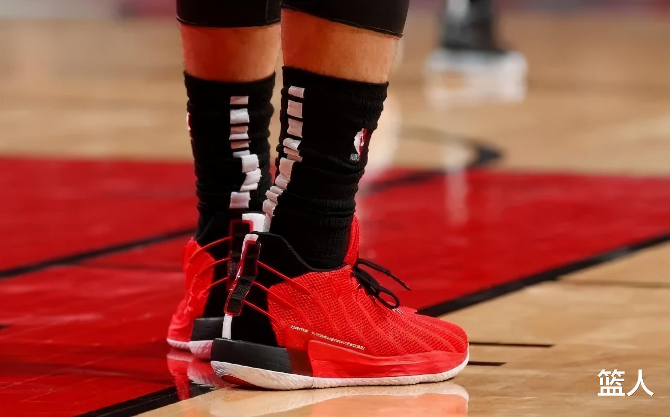 NBA球员上脚：活塞小将穿詹姆斯首款签名鞋，两双国产联名狠货(15)