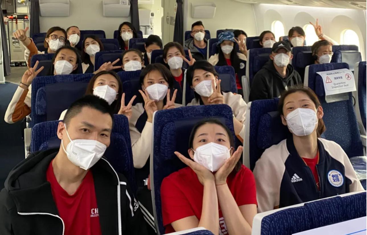 郎平带队赴日本！中国女排登机合照，15人名单出炉，2大奥运冠军落选(4)