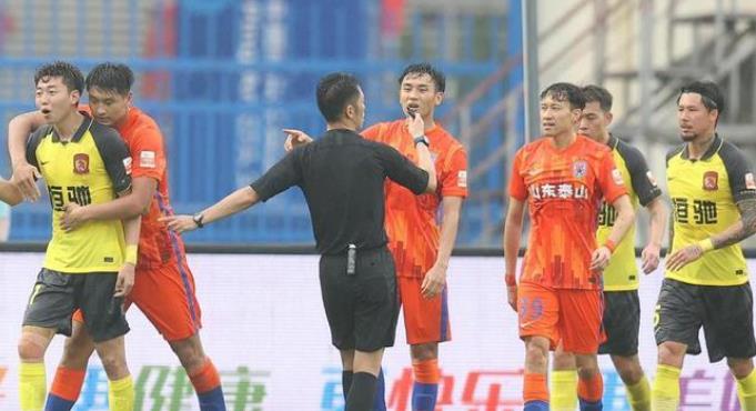 泰山队与广州队的比赛中，裁判一个“双标”判罚打脸央视解说(3)