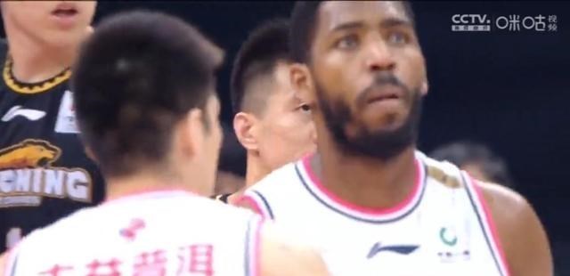 8分13篮板，有他在广东内线无忧，再次感谢上海的成全！(4)