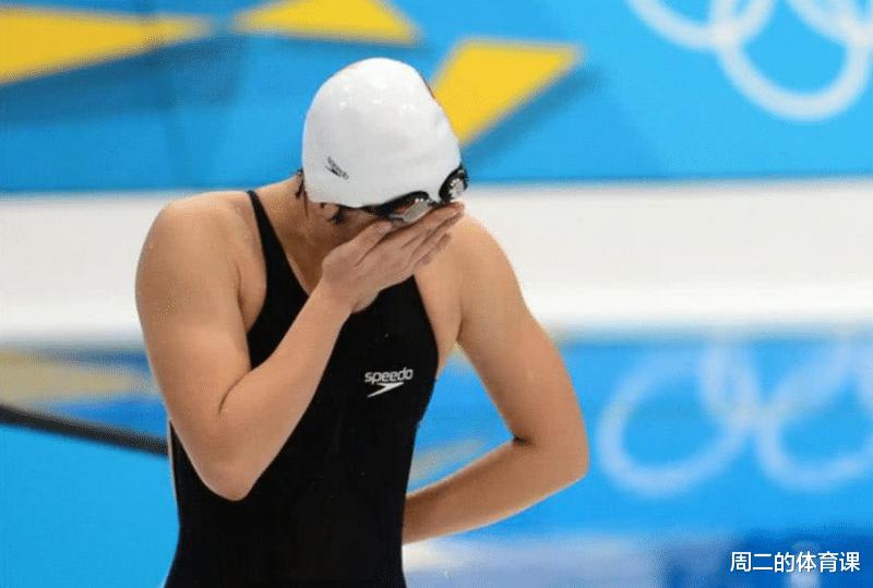 “泳坛女神”破世界纪录，但却痛失冠军，比赛时泳衣破裂不敢上岸(1)