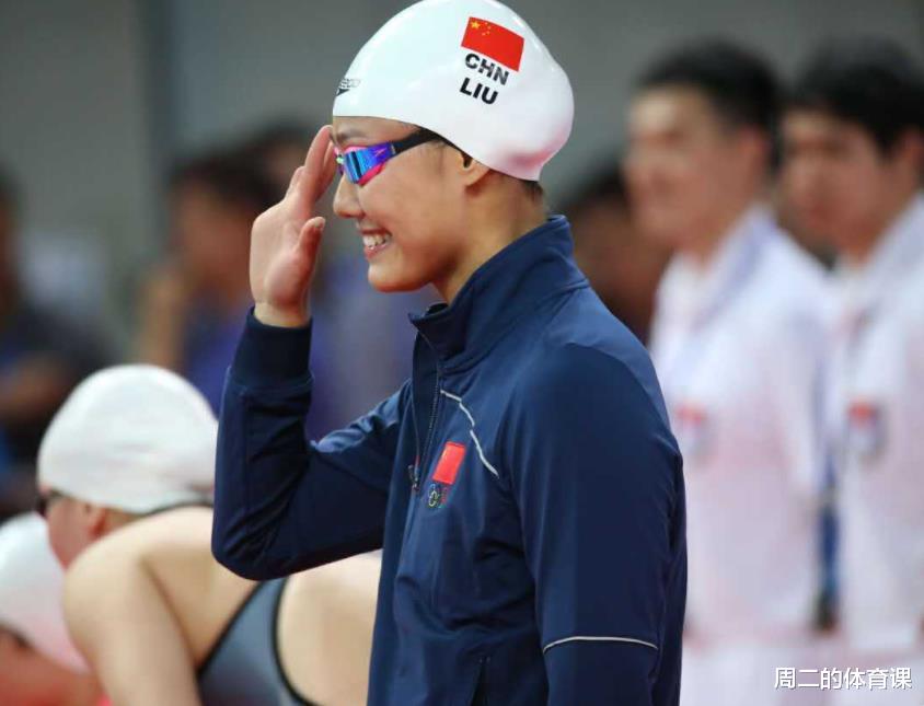 “泳坛女神”破世界纪录，但却痛失冠军，比赛时泳衣破裂不敢上岸(3)