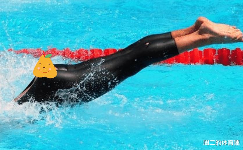 “泳坛女神”破世界纪录，但却痛失冠军，比赛时泳衣破裂不敢上岸(4)