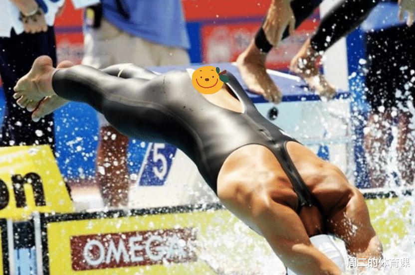 “泳坛女神”破世界纪录，但却痛失冠军，比赛时泳衣破裂不敢上岸(5)
