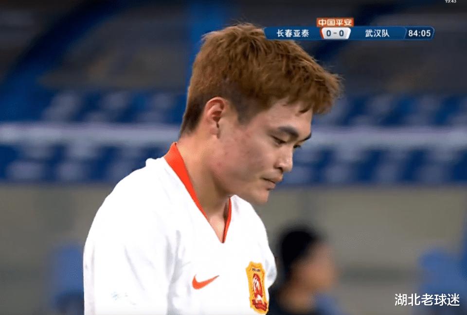 0比0！武汉队连续3轮运动战0进球，外援中锋的发型比表现亮眼(2)