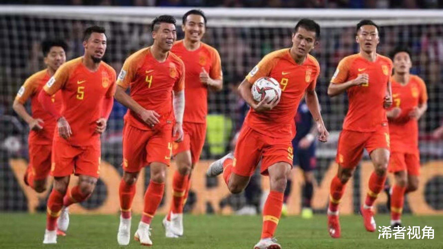 下午1点! 资深名记做出争议表态: 将中国足球逼入绝境, 球迷骂声一片(1)