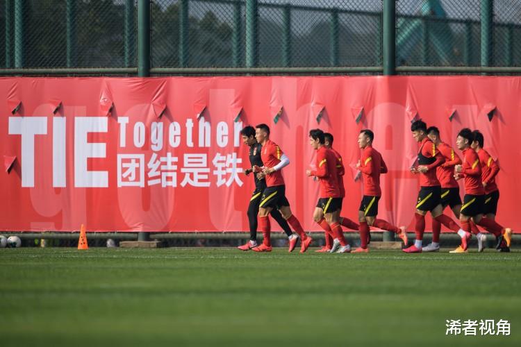 下午1点! 资深名记做出争议表态: 将中国足球逼入绝境, 球迷骂声一片(2)