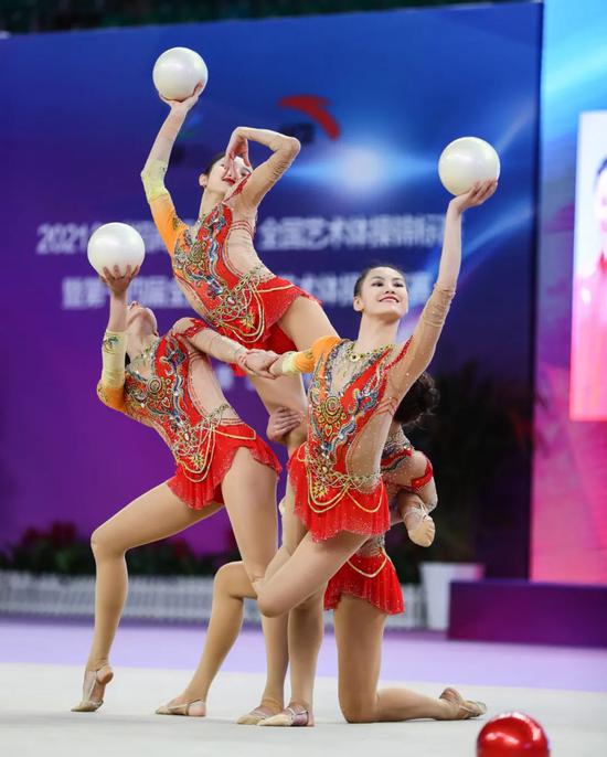 全锦赛发挥出色 艺术体操国家队坚定备战信心(1)
