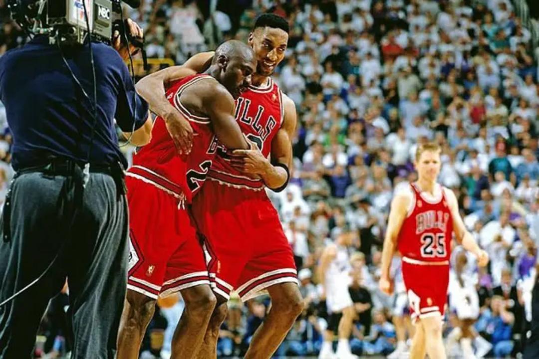 NBA历史十大经典照片：一张图就是一个故事，球迷看到最后泪目(9)