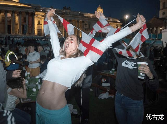 英格兰队败人品！丹麦女球迷被英国流氓殴打，拉扯头发，吐口水(4)