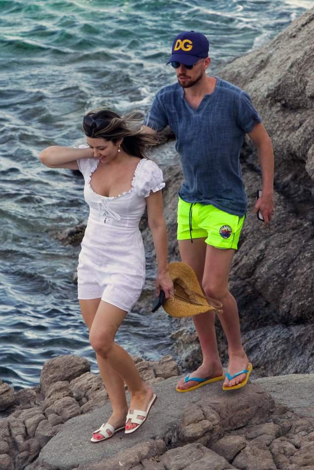 若日尼奥与女友在希腊度假！二人深情拥吻，今夏收获两冠人生赢家(7)
