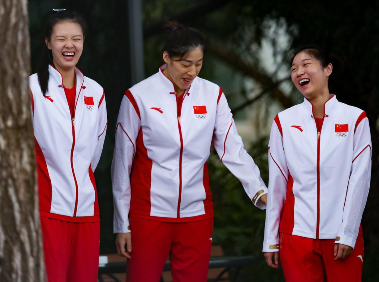 中国女排启程出征奥运会，郎平搂肩林莉站C位，张常宁眯眼大笑，丁霞抢镜(4)