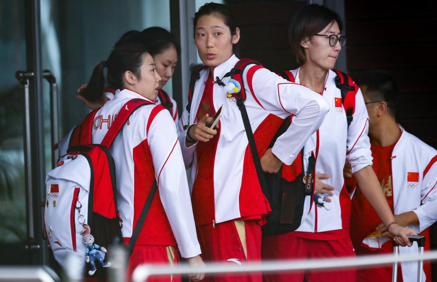 中国女排启程出征奥运会，郎平搂肩林莉站C位，张常宁眯眼大笑，丁霞抢镜(5)